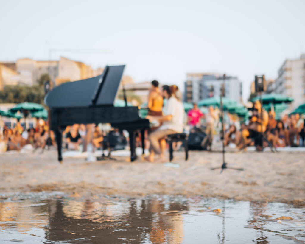 pianoforte sulla spiaggia